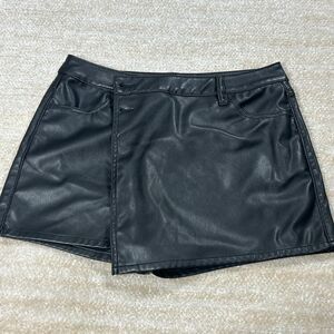 Celebrity Pink Shorts Womens M Black High Rise 5 Pocket faux leather finish